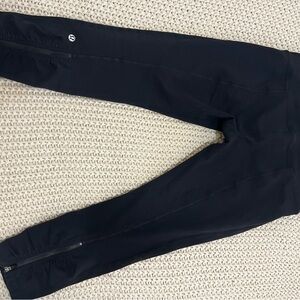 lululemon athletica Women’s Black Capri Legging with Zipper Accents